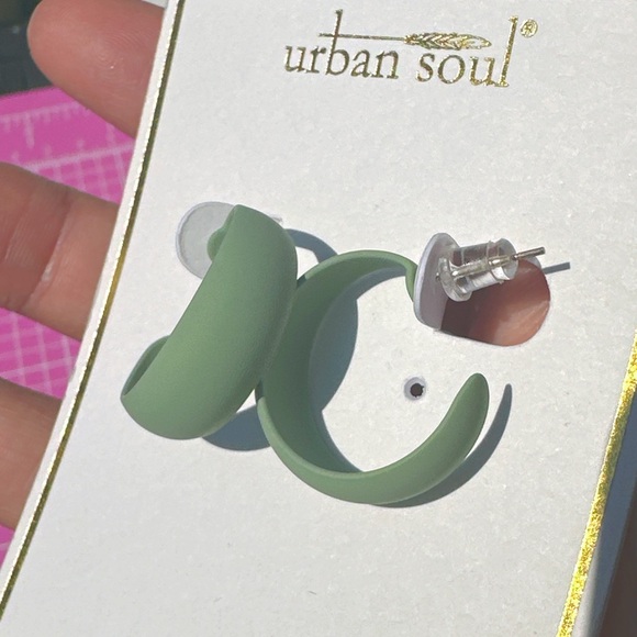 4pcs for $20 in my store ‼️Urban soul earrings small open loop green lightweight - Picture 2 of 4